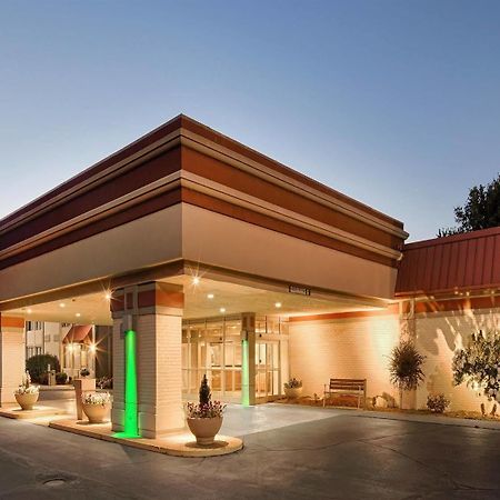 Baymont Inn & Suites Marietta Bagian luar foto