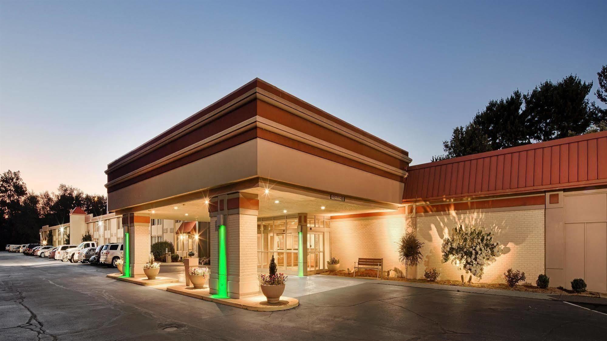 Baymont Inn & Suites Marietta Bagian luar foto
