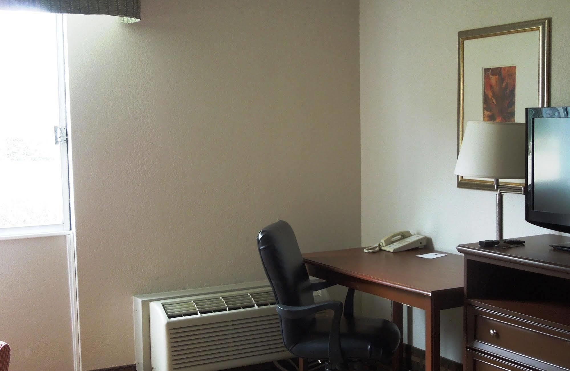 Baymont Inn & Suites Marietta Bagian luar foto